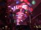 freemont street experience - eine riesige gebogener screen (angeblich der weltgr�sste) �ber der strasse an der die downtown casinos sind. jede volle stunde tritt er f�r einige minuten in aktion