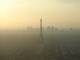 tour eiffel und la defense im smog oder dunst oder sonstwas